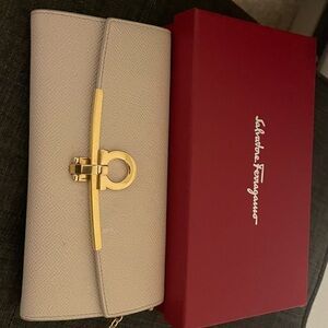 Perfect used wallet. Including the case.